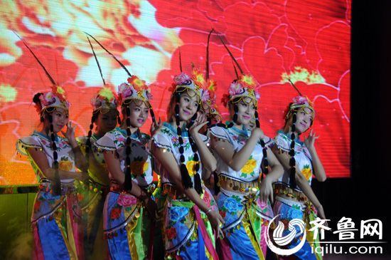 精彩绝伦的《俏花旦》表演（齐鲁网记者